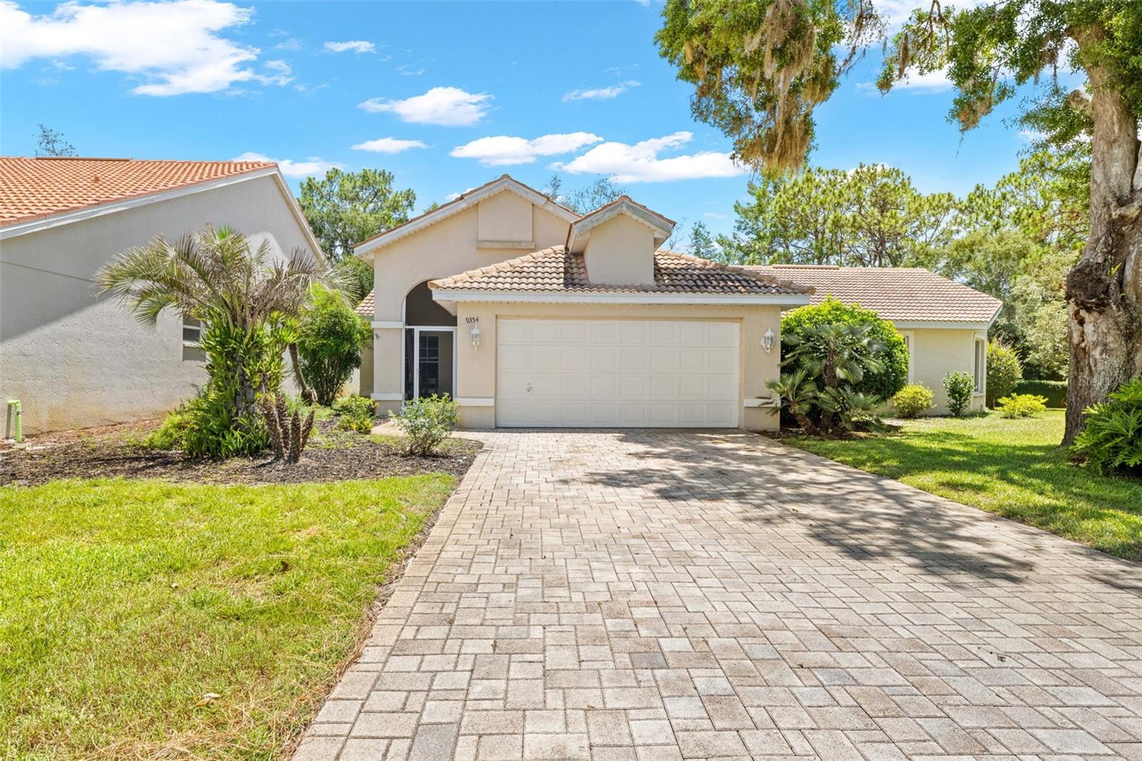 Single Family Residence in WEEKI WACHEE, FL - Daniel Dourado