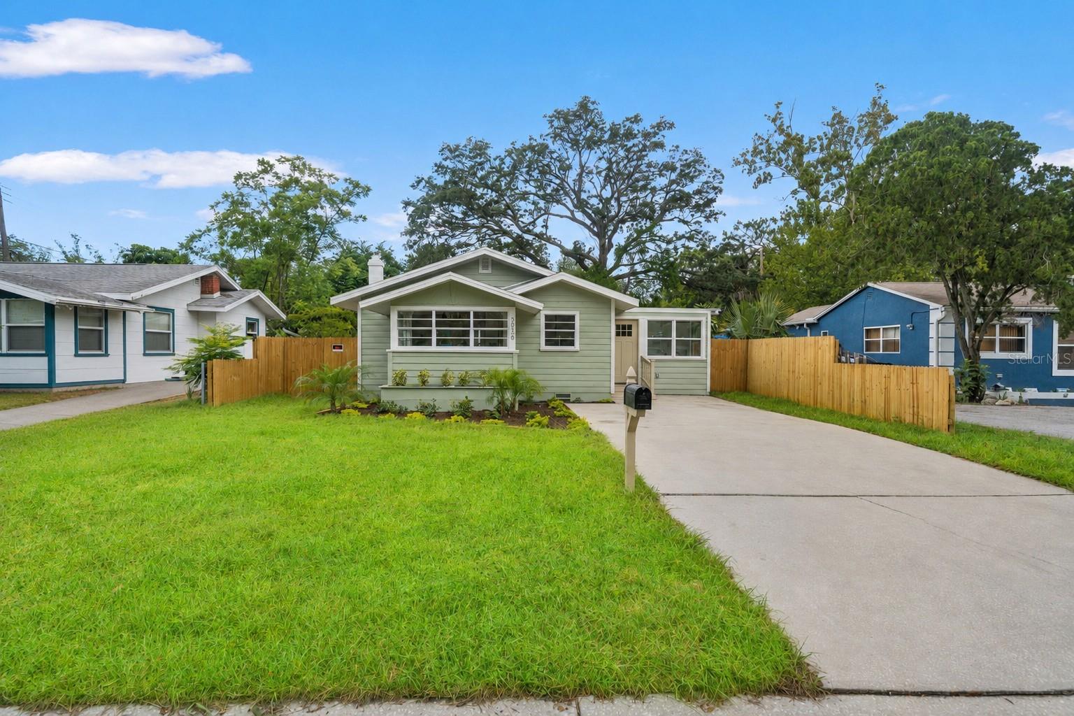 Single Family Residence in ST PETERSBURG, FL - Daniel Dourado