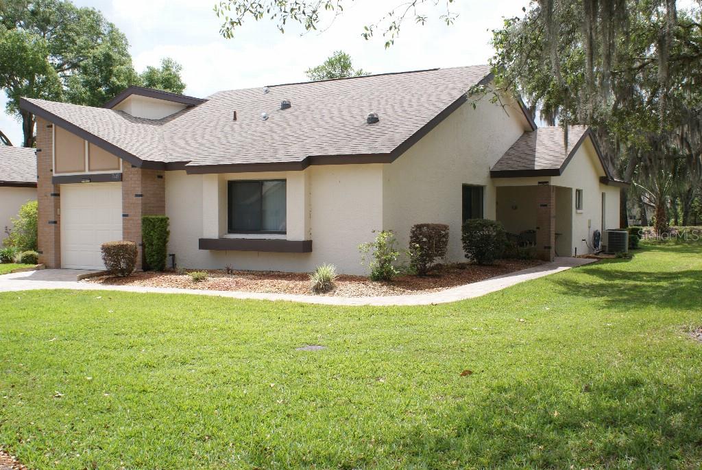 Single Family Residence in WEEKI WACHEE, FL - Daniel Dourado