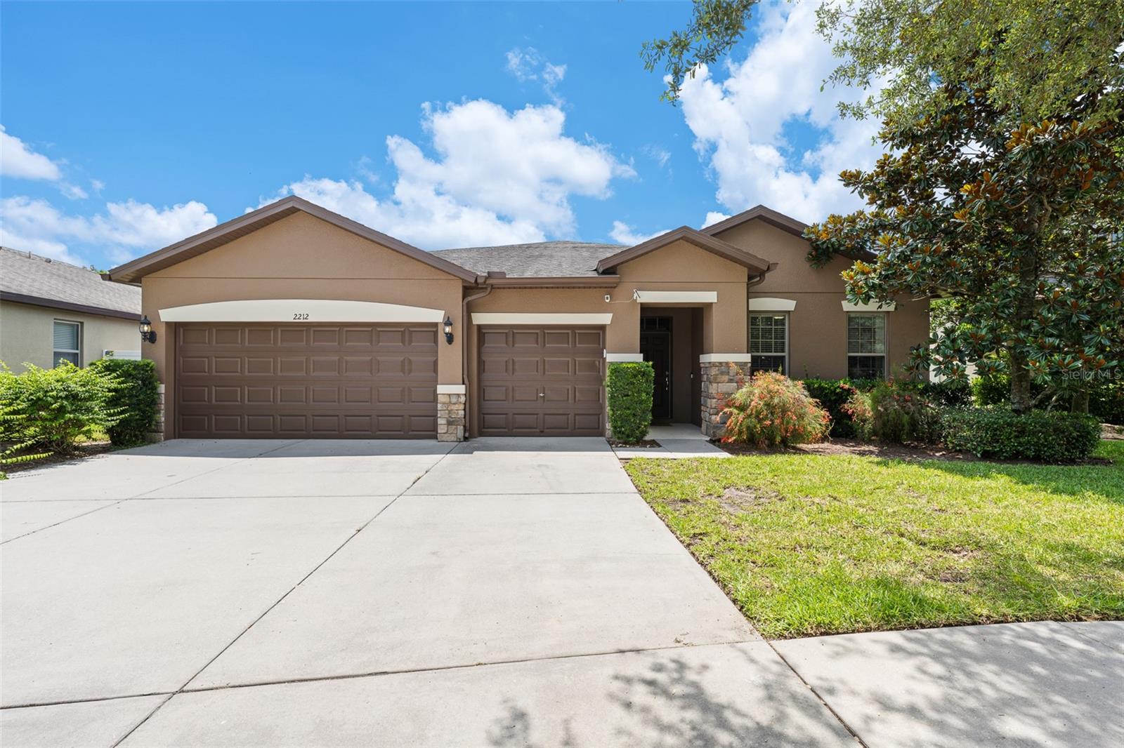 Single Family Residence in VALRICO, FL - Daniel Dourado