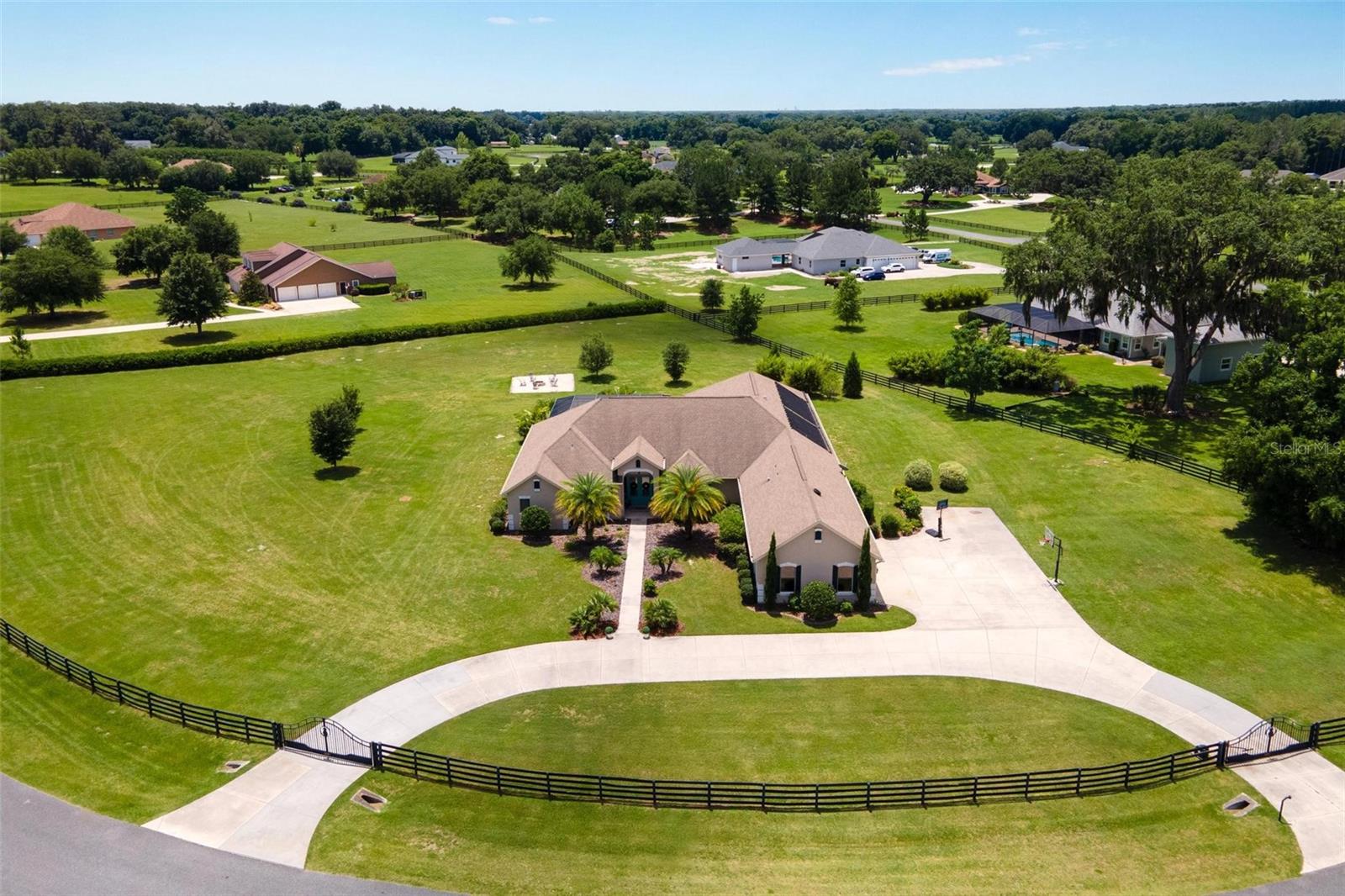 Single Family Residence in OXFORD, FL - Daniel Dourado