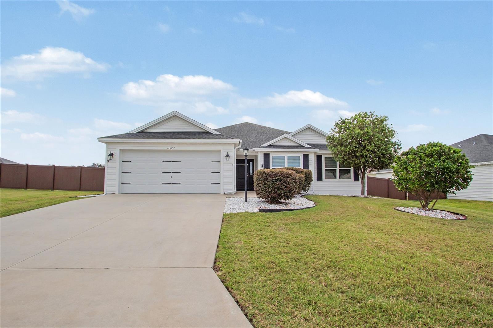 Single Family Residence in OXFORD, FL - Daniel Dourado