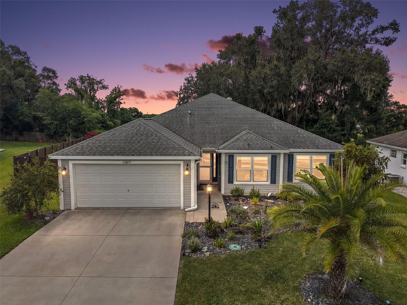 Single Family Residence in OXFORD, FL - Daniel Dourado