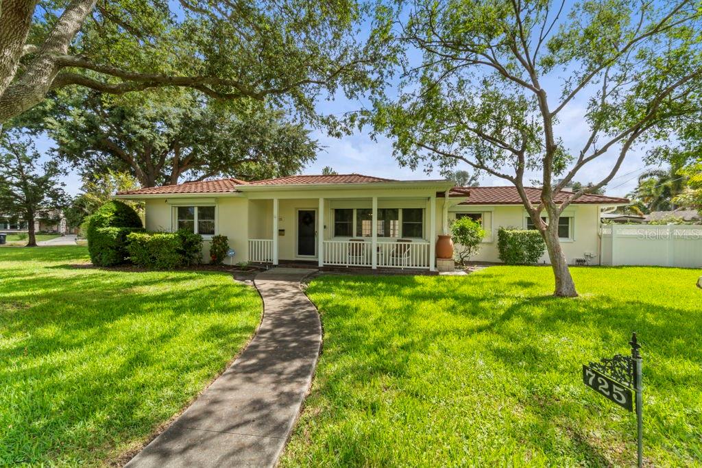 Single Family Residence in ST PETERSBURG, FL - Daniel Dourado