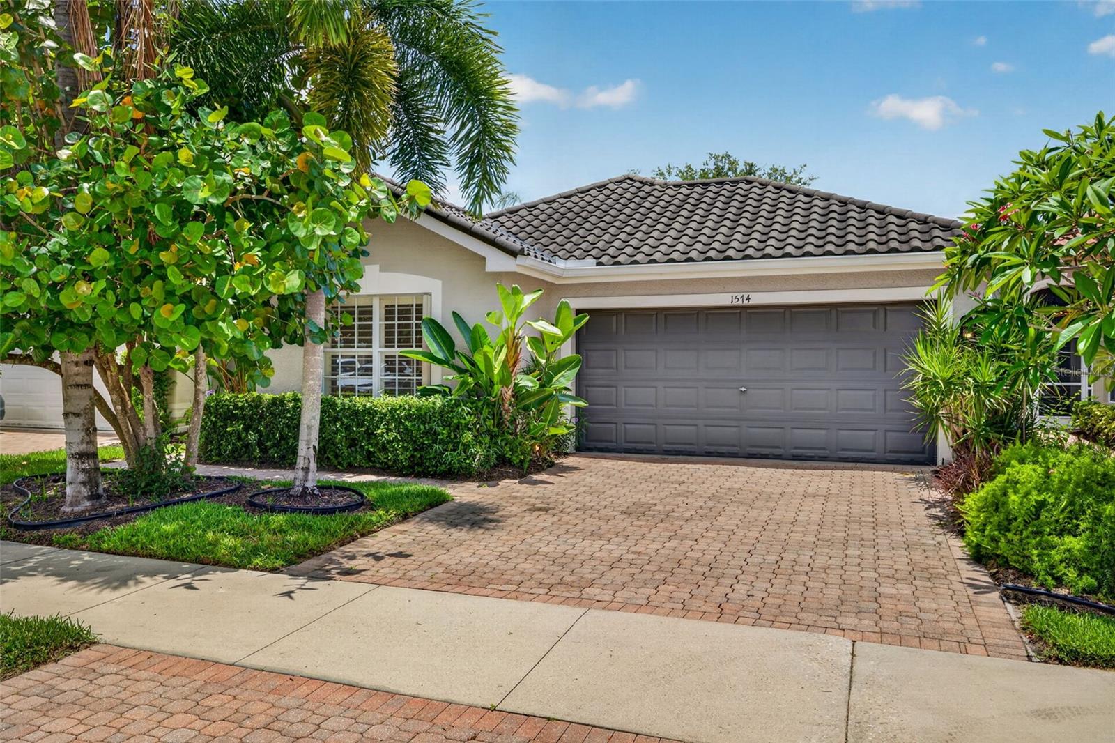 Single Family Residence in NAPLES, FL - Daniel Dourado