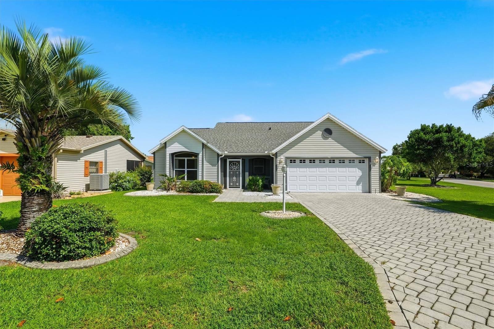 Single Family Residence in LADY LAKE, FL - Daniel Dourado