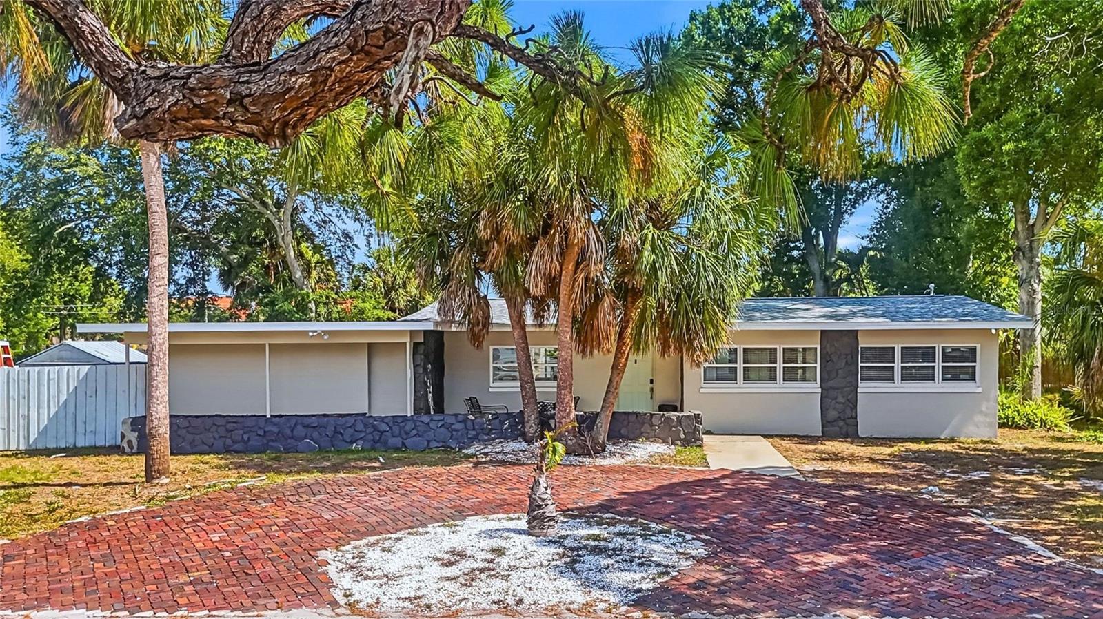 Single Family Residence in ST PETERSBURG, FL - Daniel Dourado