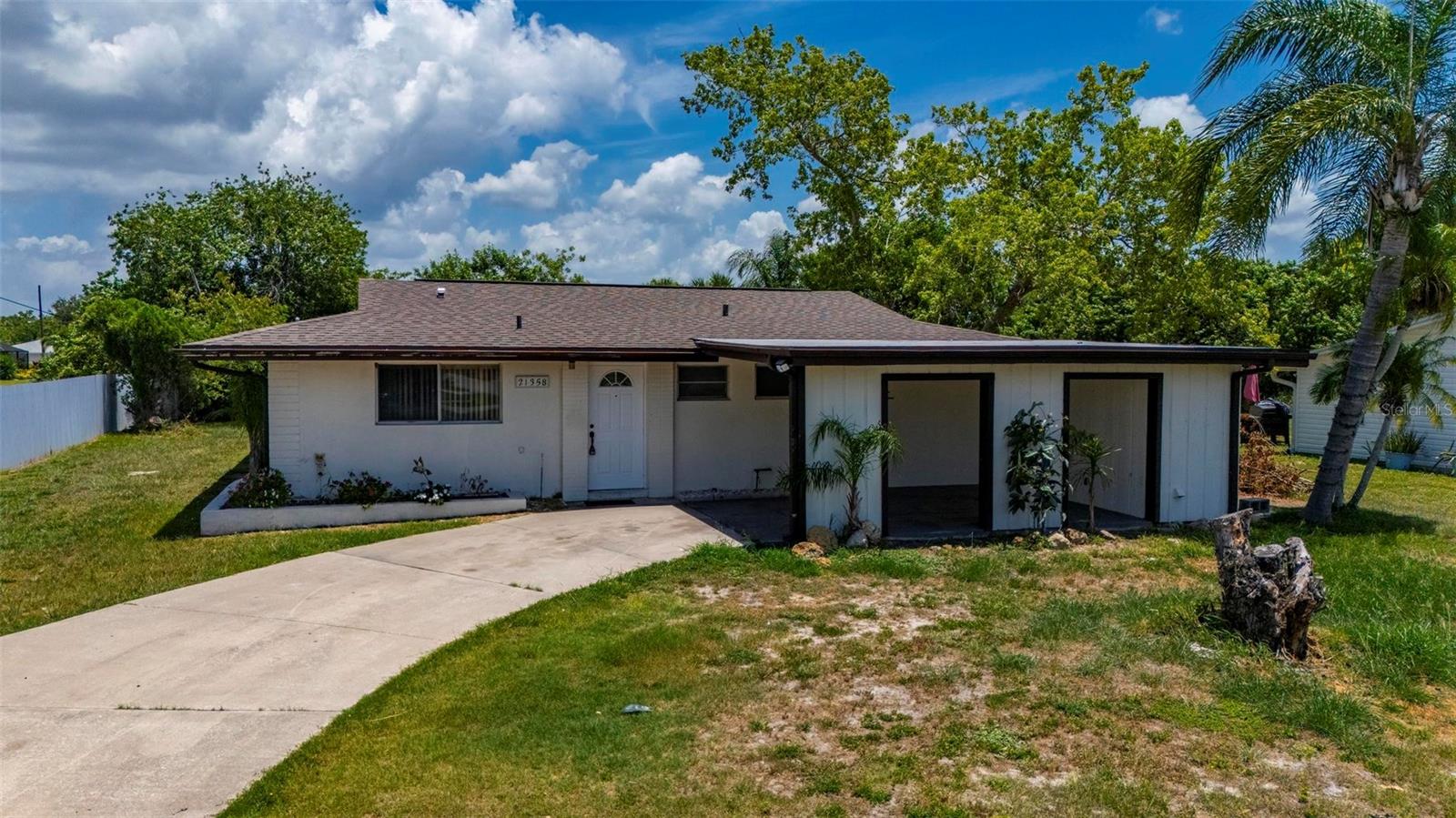 Single Family Residence em PORT CHARLOTTE, FL - Daniel Dourado