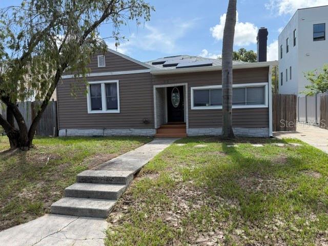 Single Family Residence in ST PETERSBURG, FL - Daniel Dourado