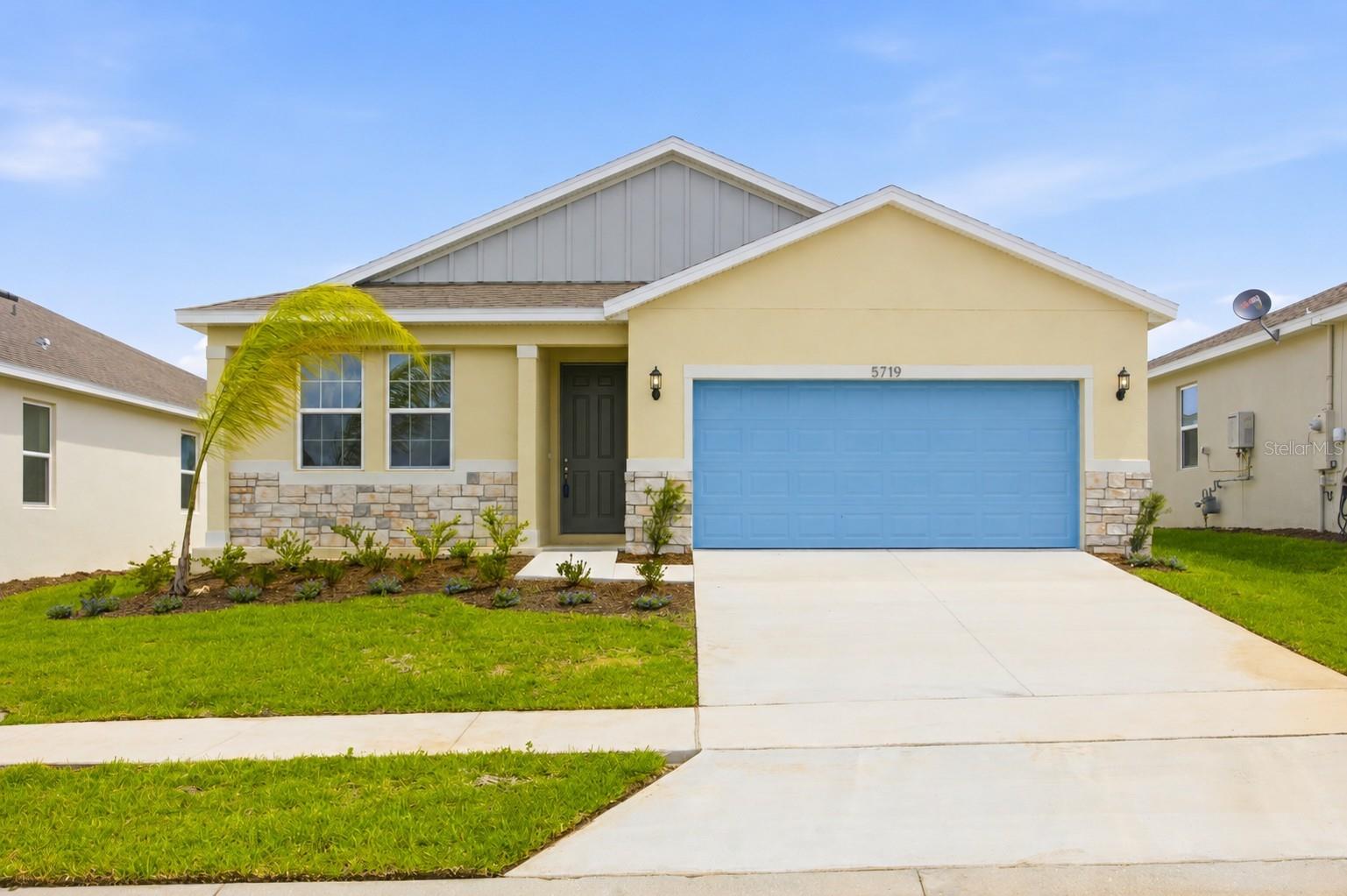 Single Family Residence in OKAHUMPKA, FL - Daniel Dourado