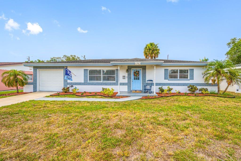 Single Family Residence in ST PETERSBURG, FL - Daniel Dourado