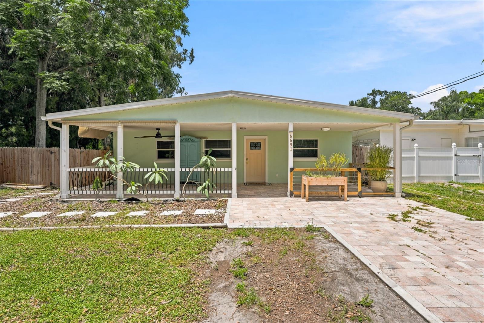 Single Family Residence in ST PETERSBURG, FL - Daniel Dourado