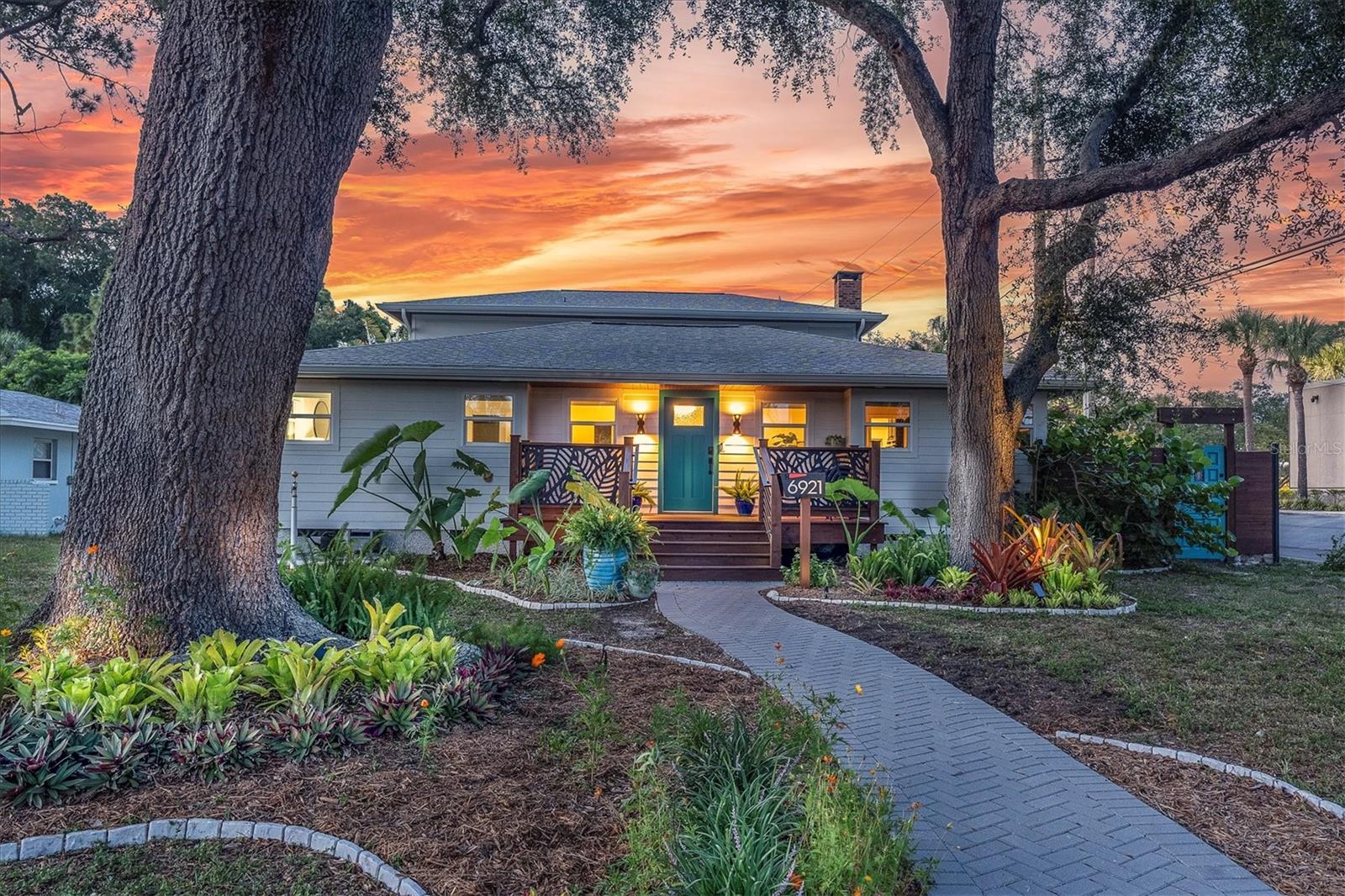 Single Family Residence in ST PETERSBURG, FL - Daniel Dourado
