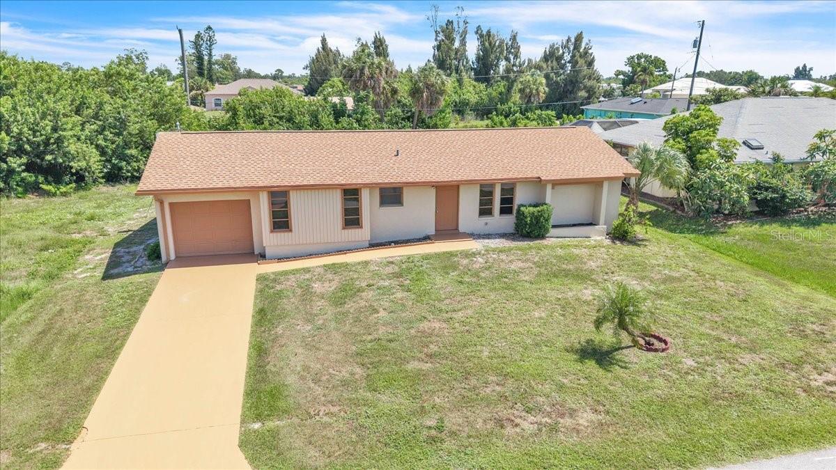 Single Family Residence em PORT CHARLOTTE, FL - Daniel Dourado