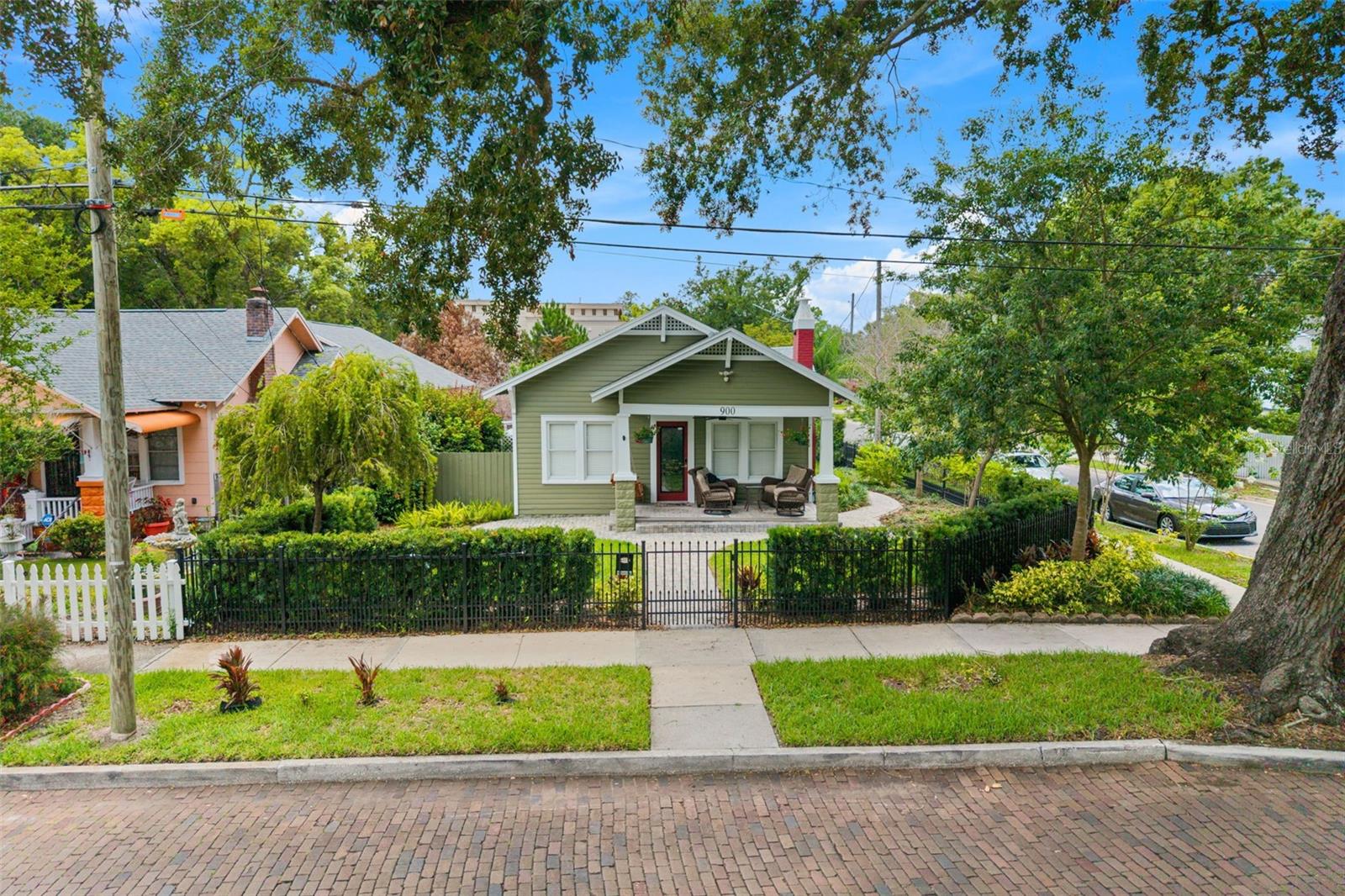 Single Family Residence in ORLANDO, FL - Daniel Dourado