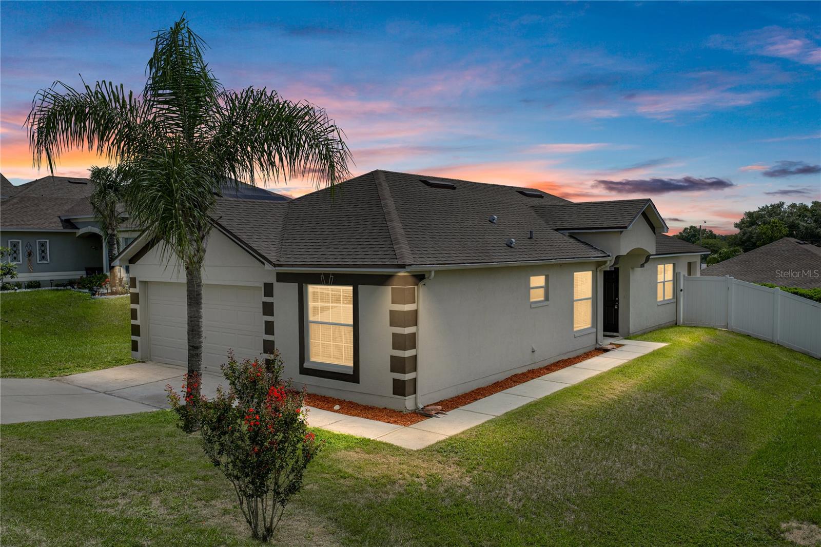 Single Family Residence in ZEPHYRHILLS, FL - Daniel Dourado