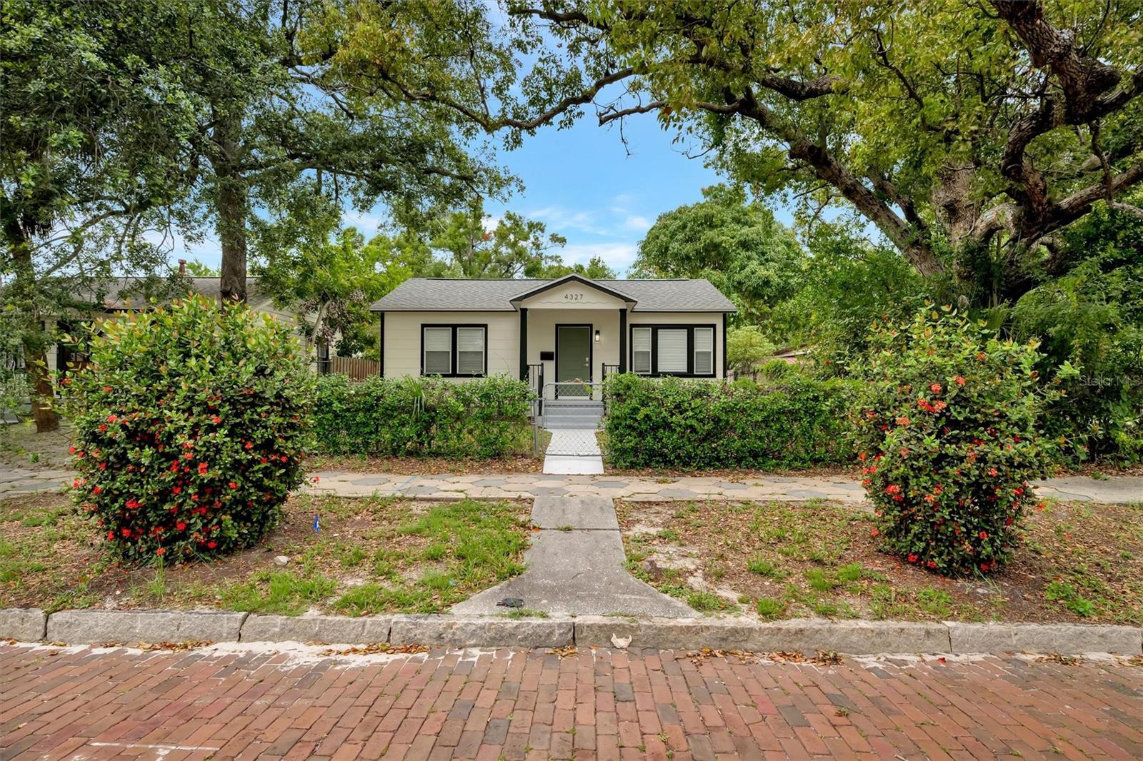 Single Family Residence in ST PETERSBURG, FL - Daniel Dourado