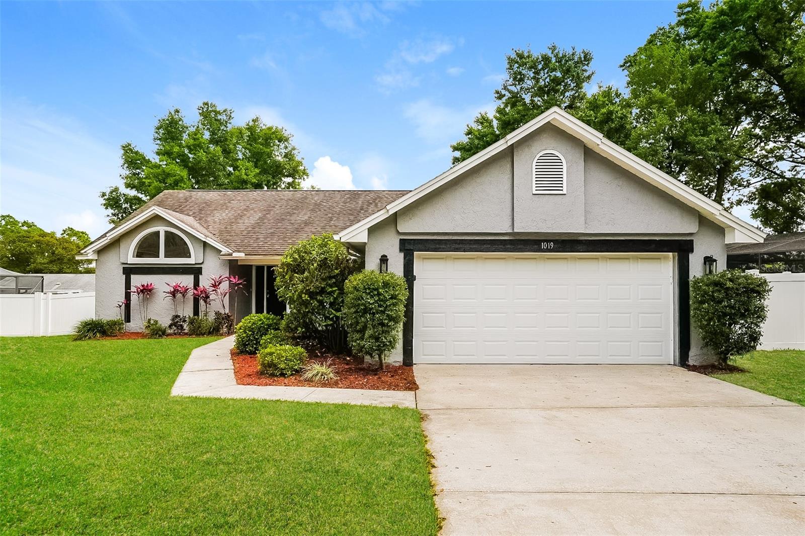 Single Family Residence in VALRICO, FL - Daniel Dourado