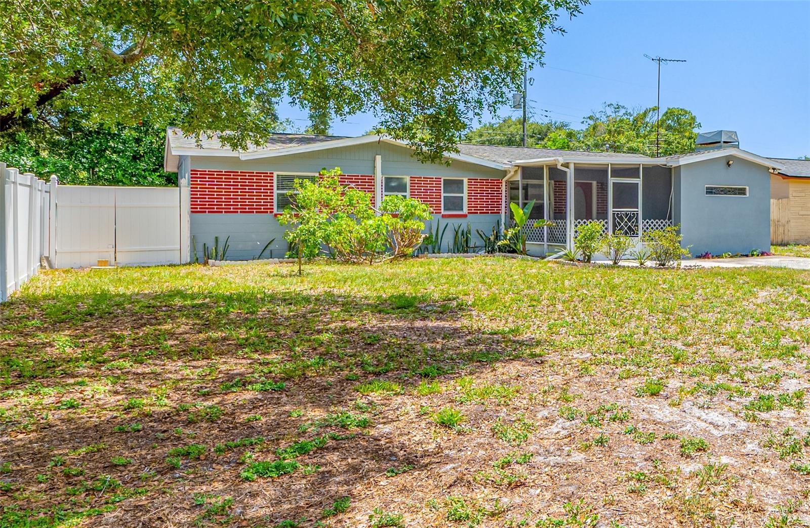Single Family Residence in LARGO, FL - Daniel Dourado