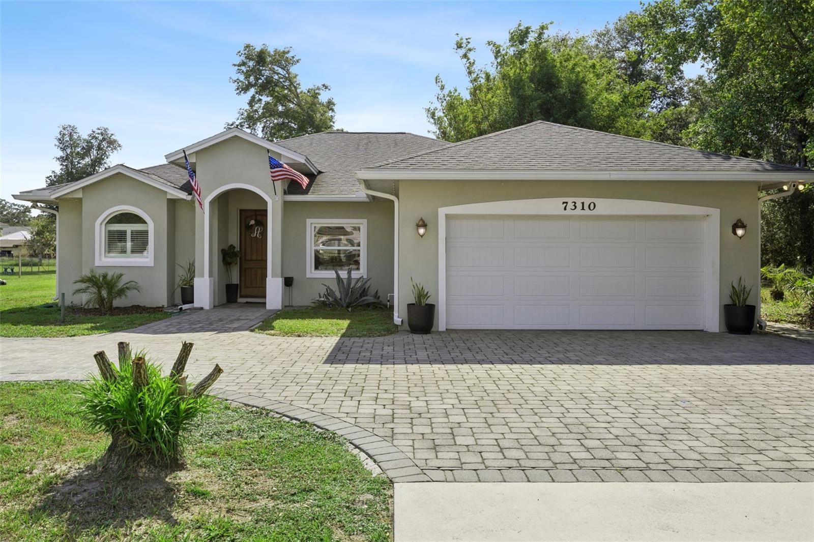 Single Family Residence in ORLANDO, FL - Daniel Dourado