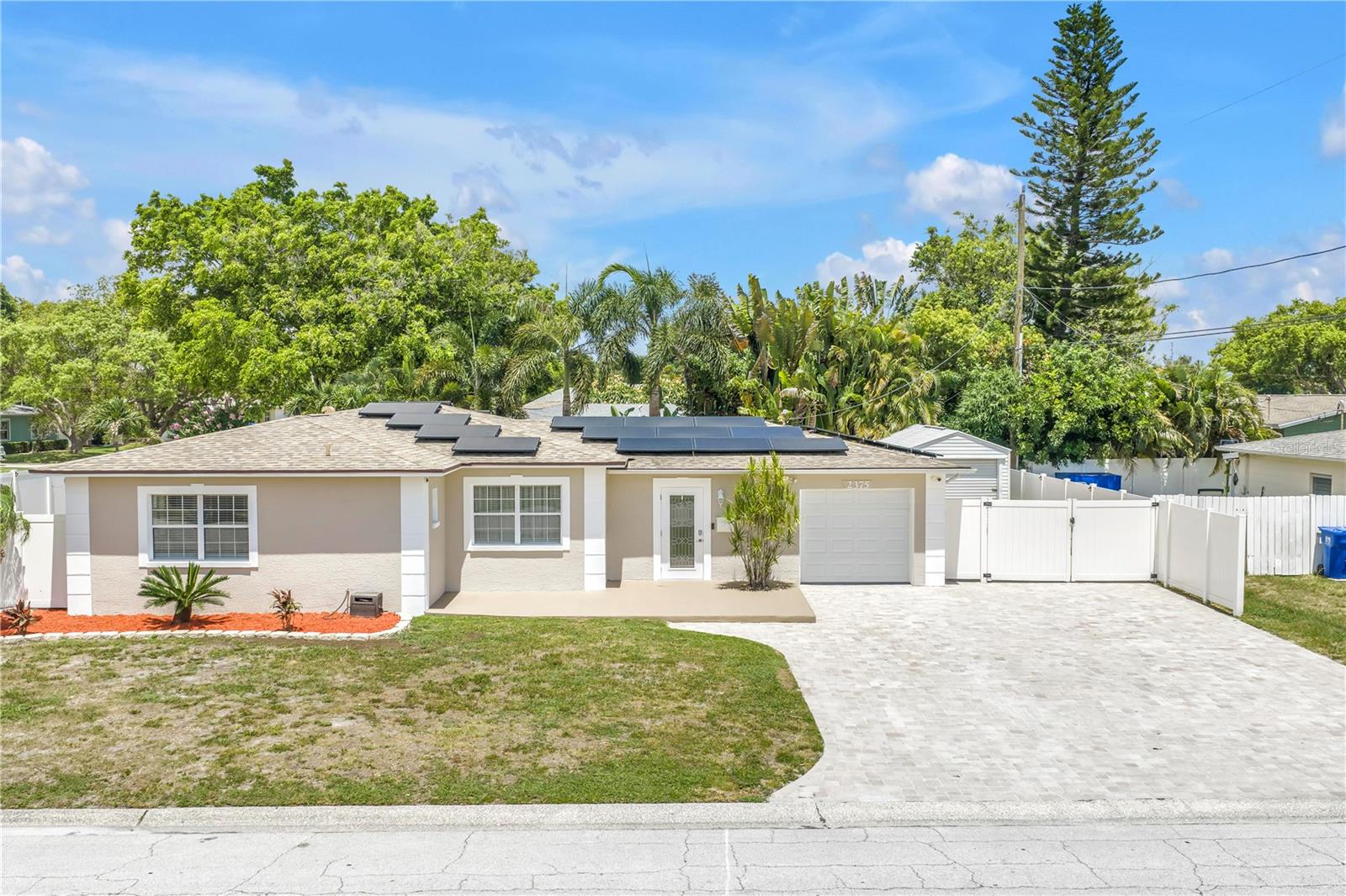 Single Family Residence in ST PETERSBURG, FL - Daniel Dourado