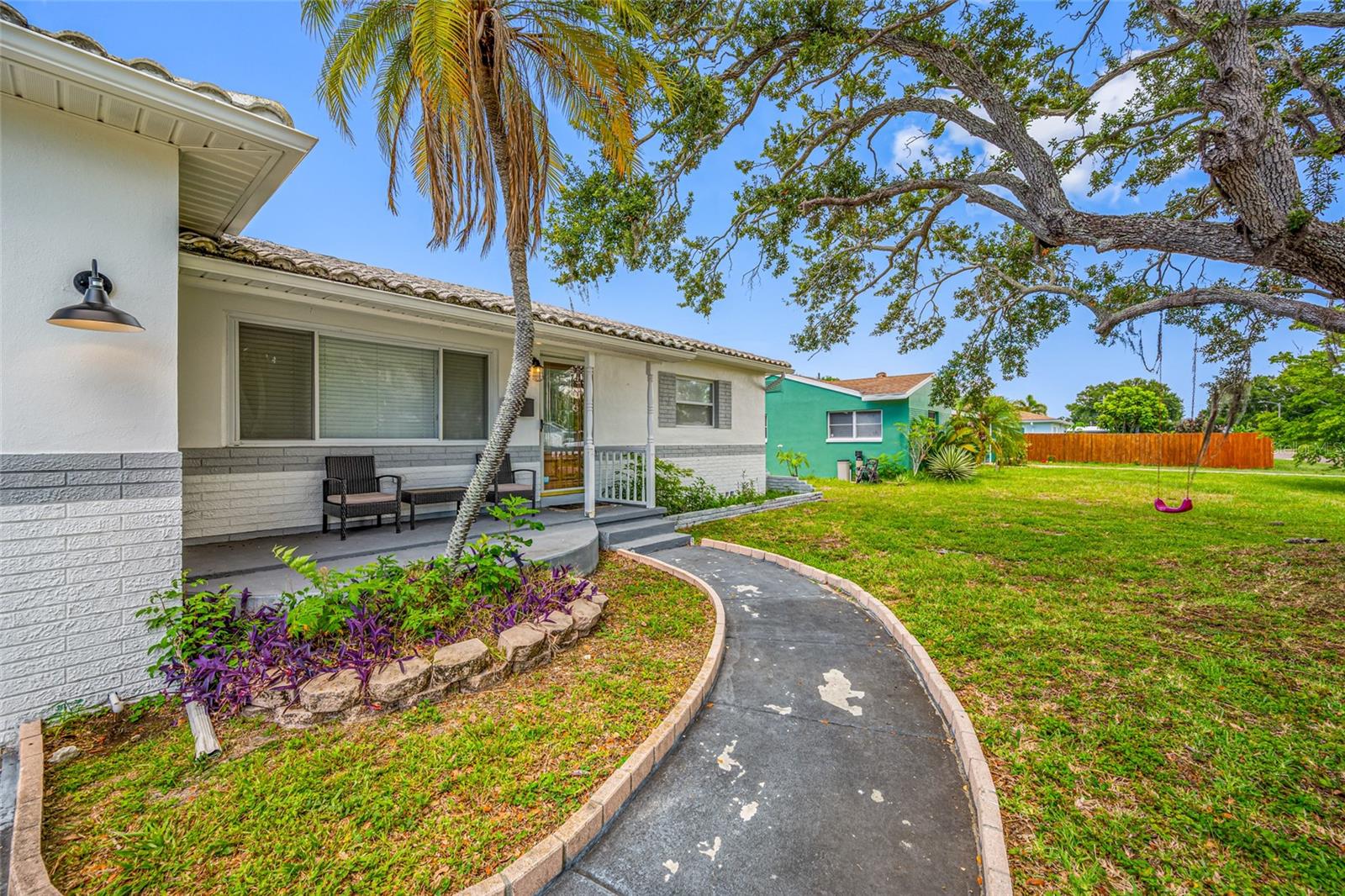 Single Family Residence in ST PETERSBURG, FL - Daniel Dourado