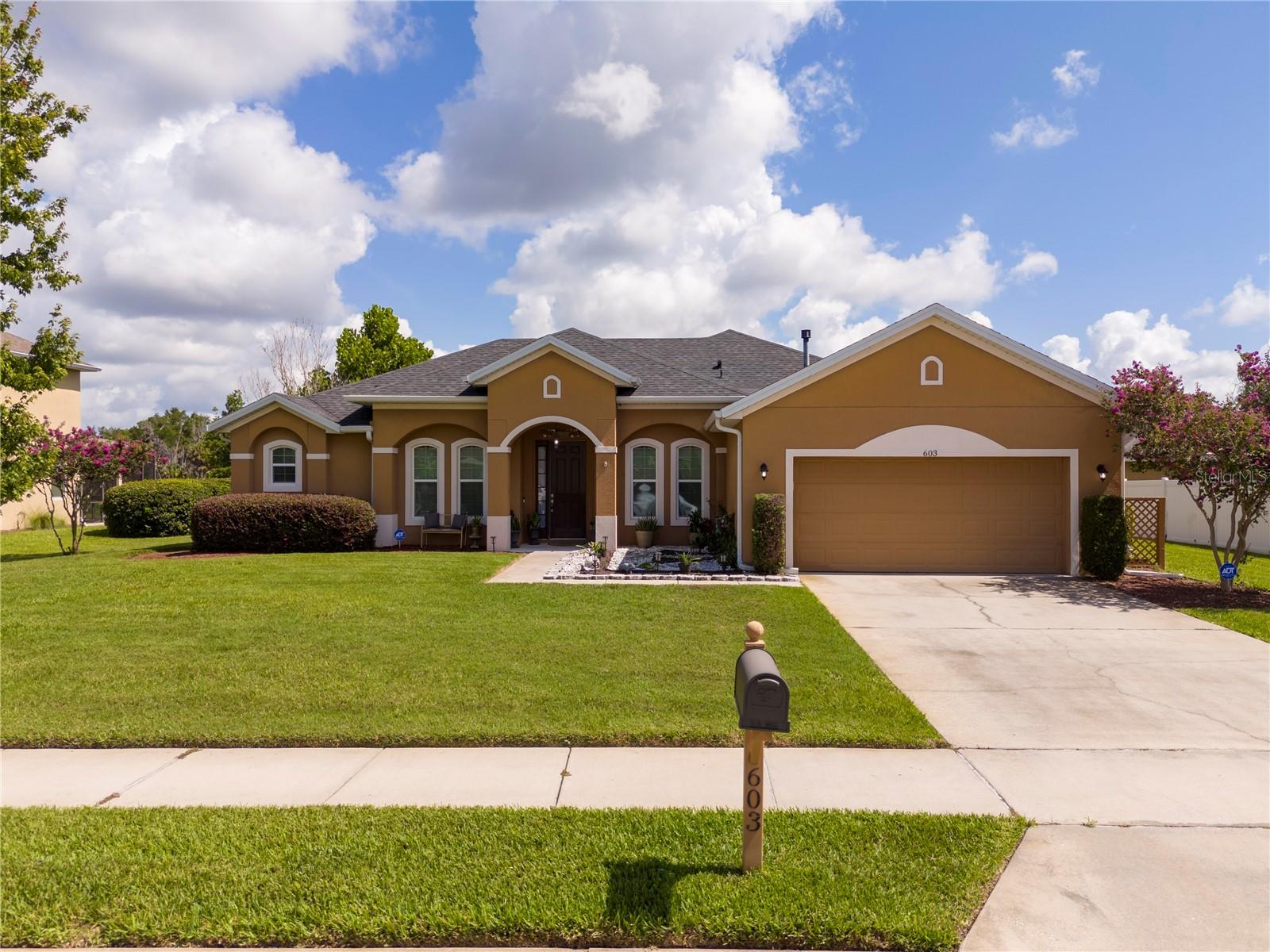 Single Family Residence in DELAND, FL - Daniel Dourado