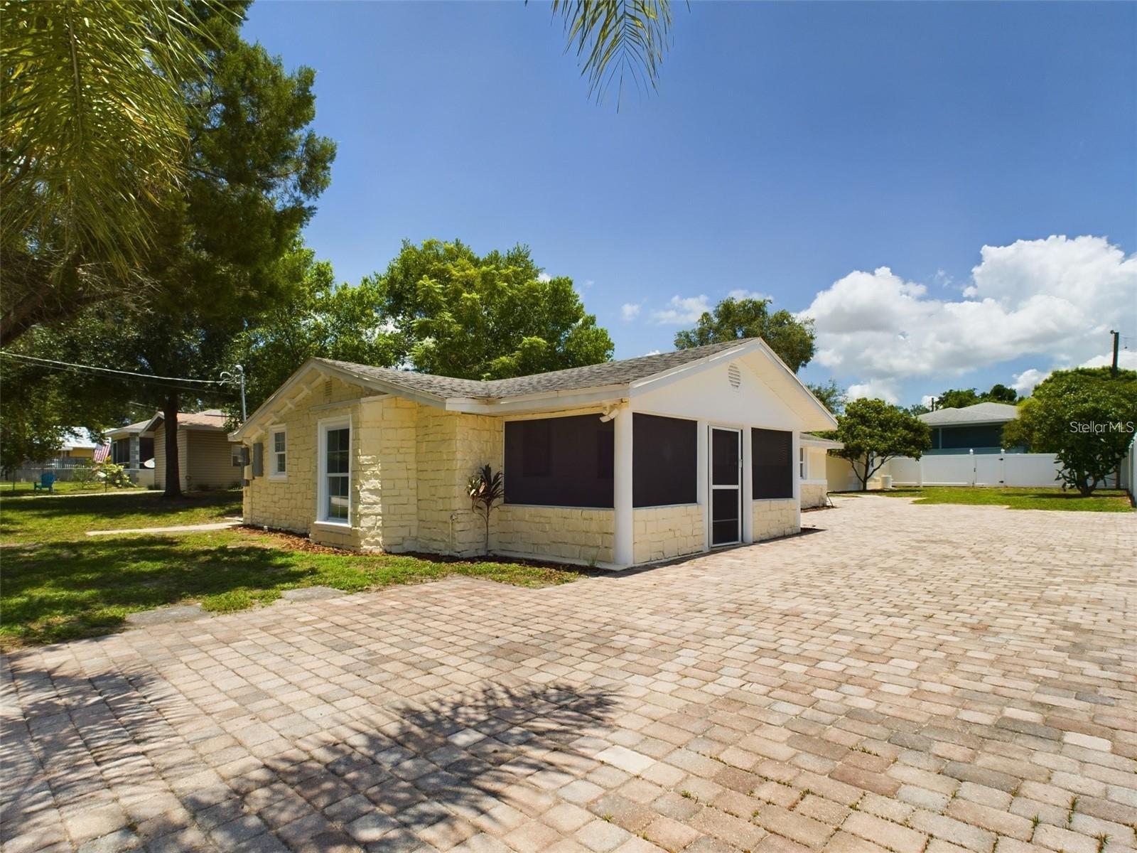 Single Family Residence in AUBURNDALE, FL - Daniel Dourado