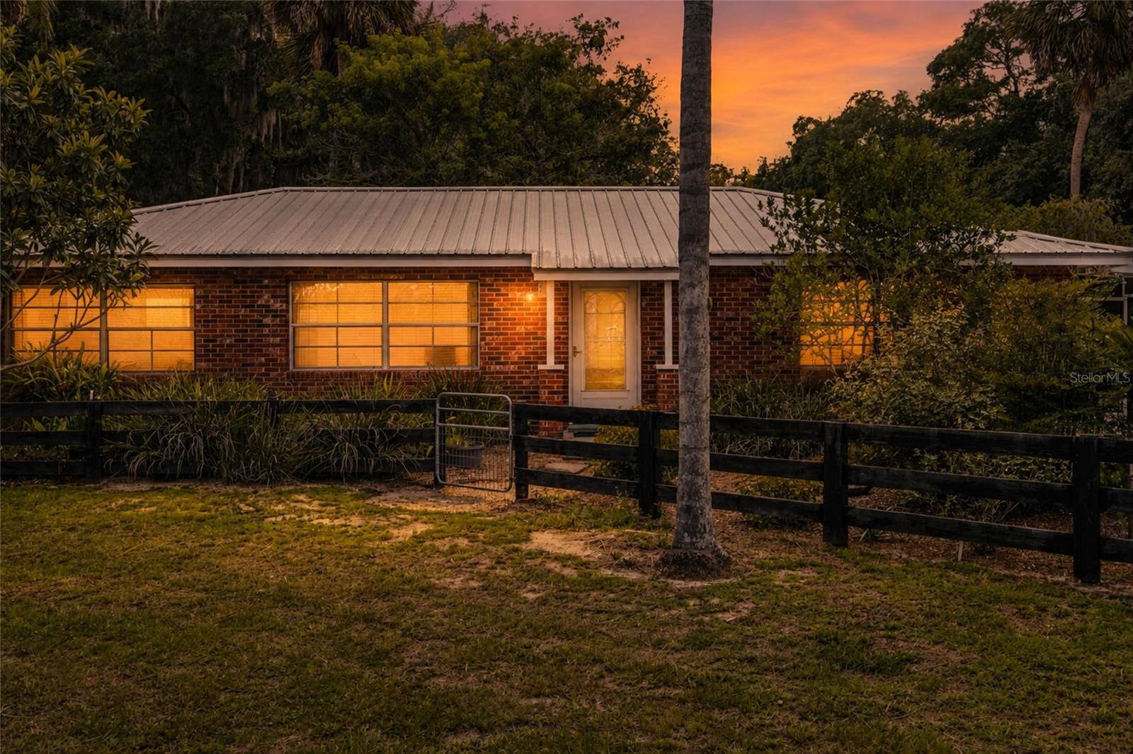 Single Family Residence in UMATILLA, FL - Daniel Dourado