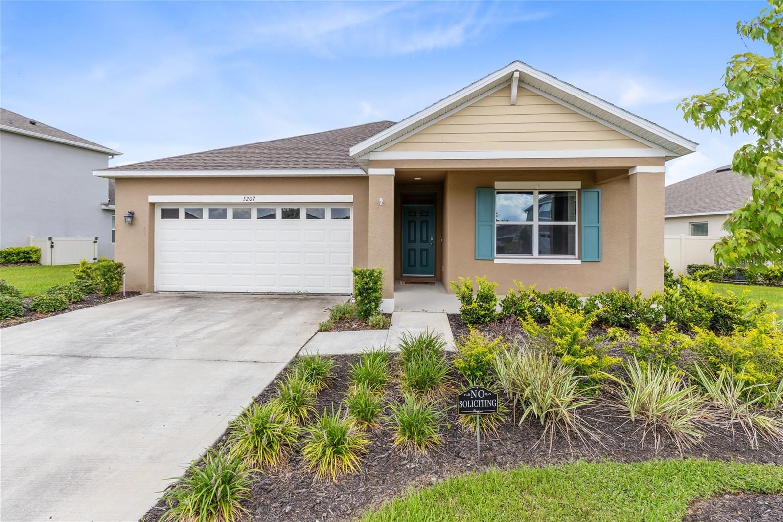 Single Family Residence in MOUNT DORA, FL - Daniel Dourado