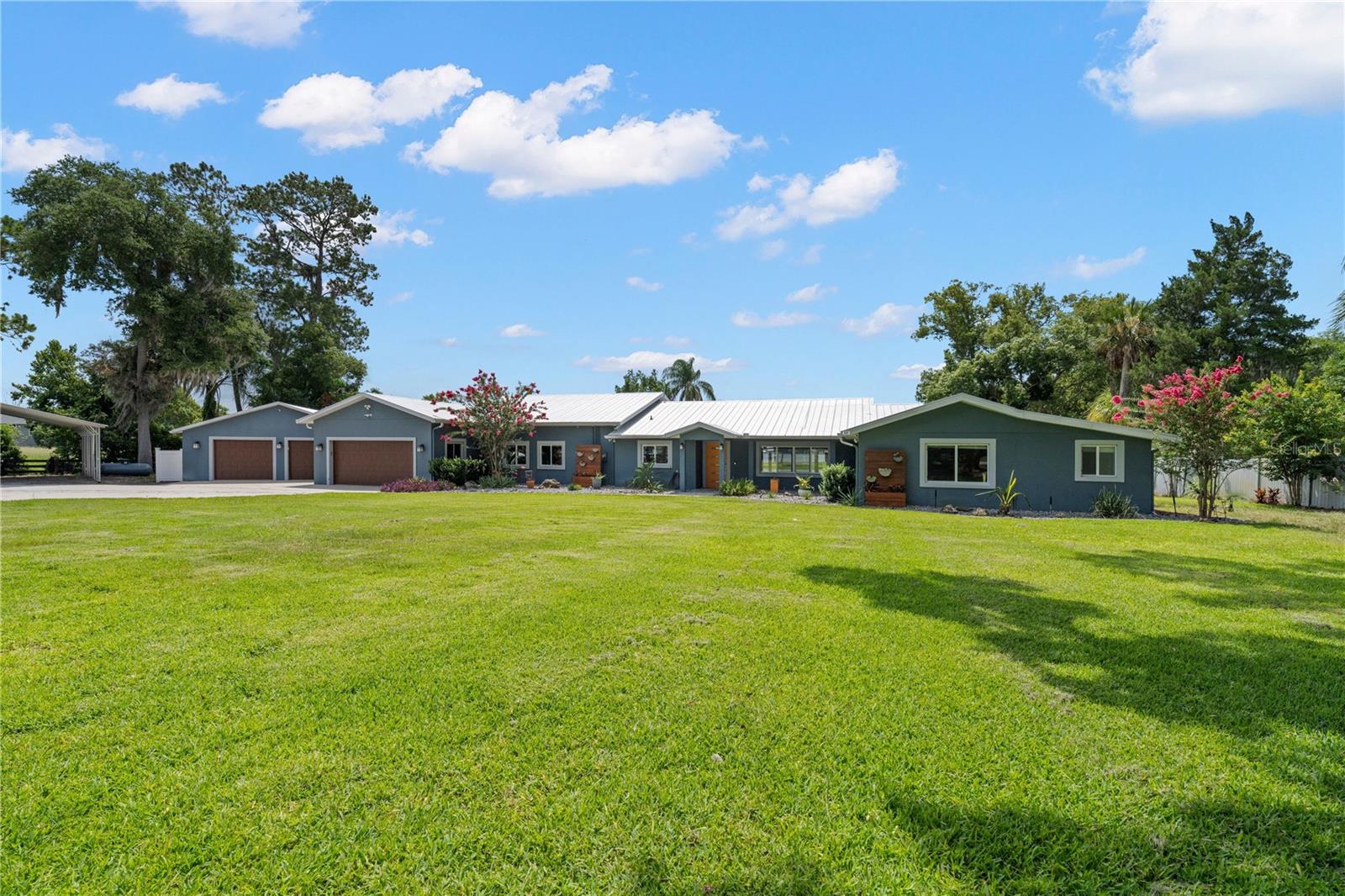 Single Family Residence in MOUNT DORA, FL - Daniel Dourado