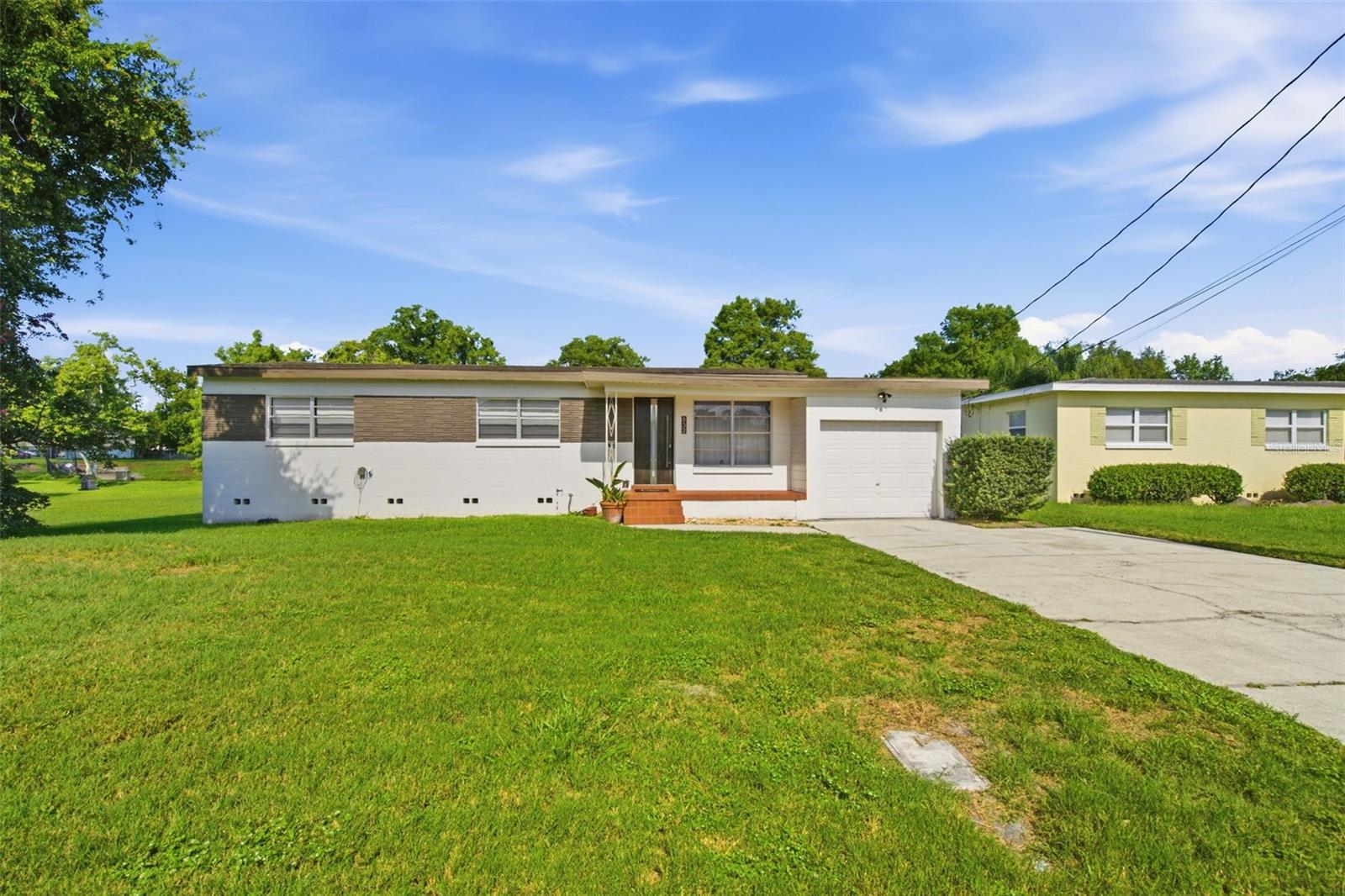 Single Family Residence in ORLANDO, FL - Daniel Dourado