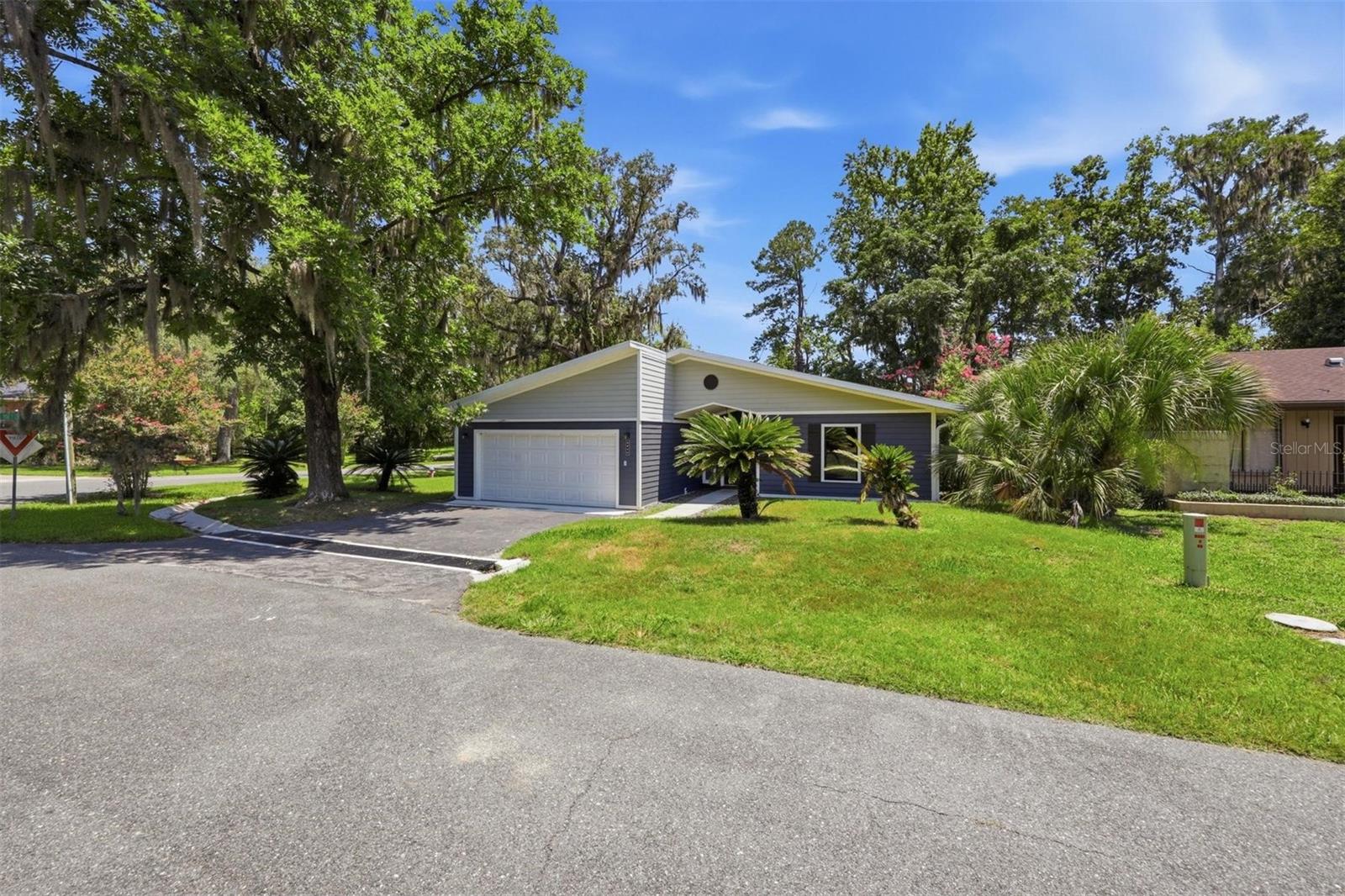 Single Family Residence in ALACHUA, FL - Daniel Dourado