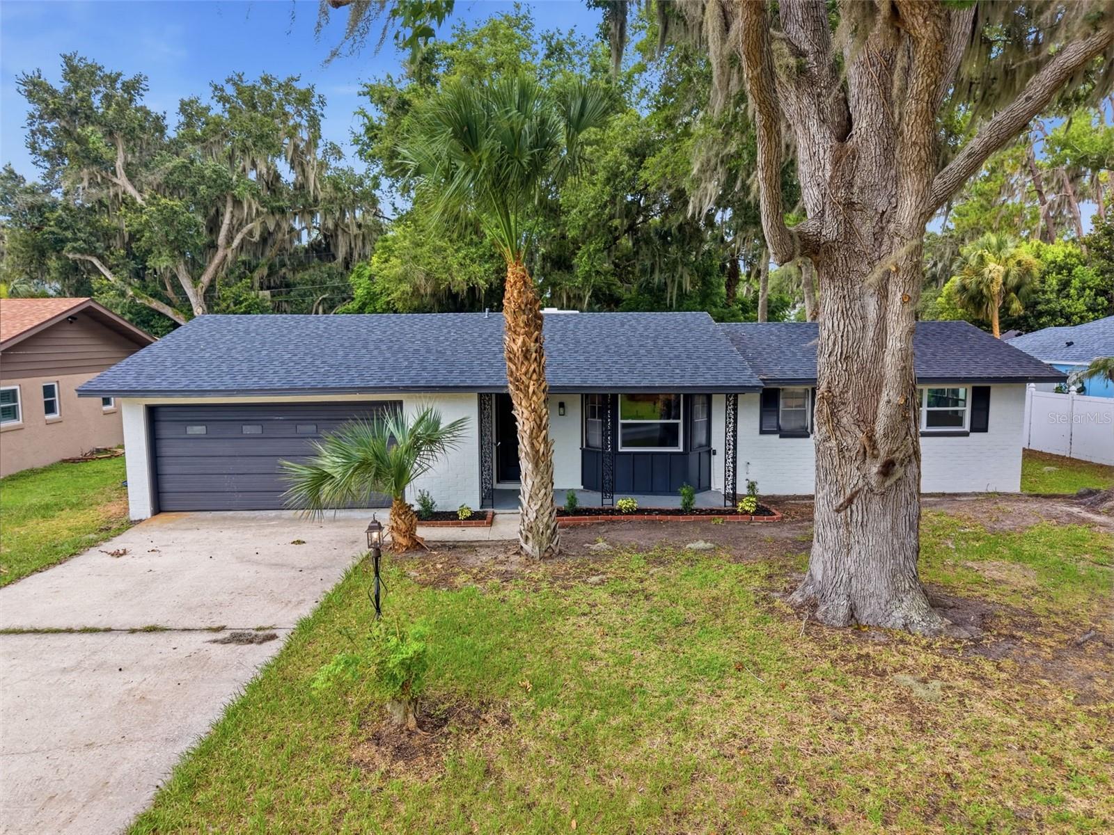 Single Family Residence in MOUNT DORA, FL - Daniel Dourado