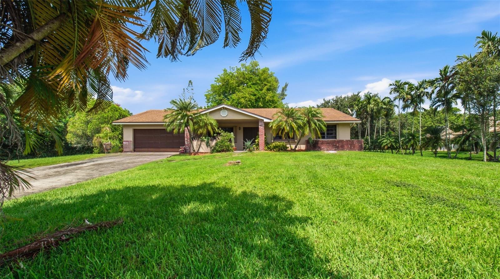 Single Family Residence in DAVIE, FL - Daniel Dourado