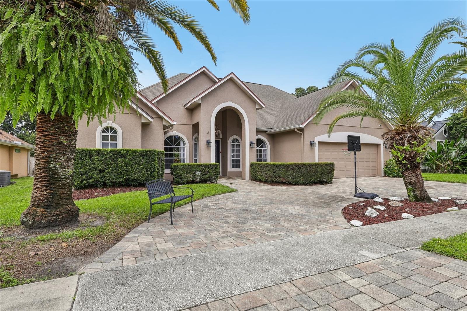 Single Family Residence in OVIEDO, FL - Daniel Dourado