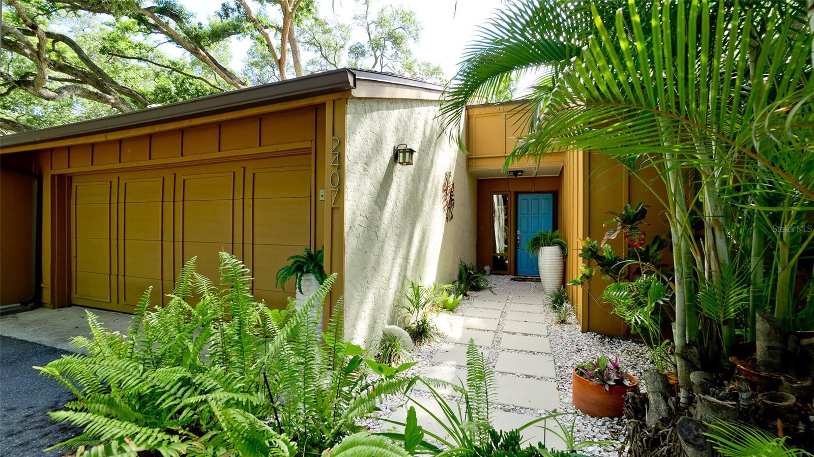 Single Family Residence in BRADENTON, FL - Daniel Dourado