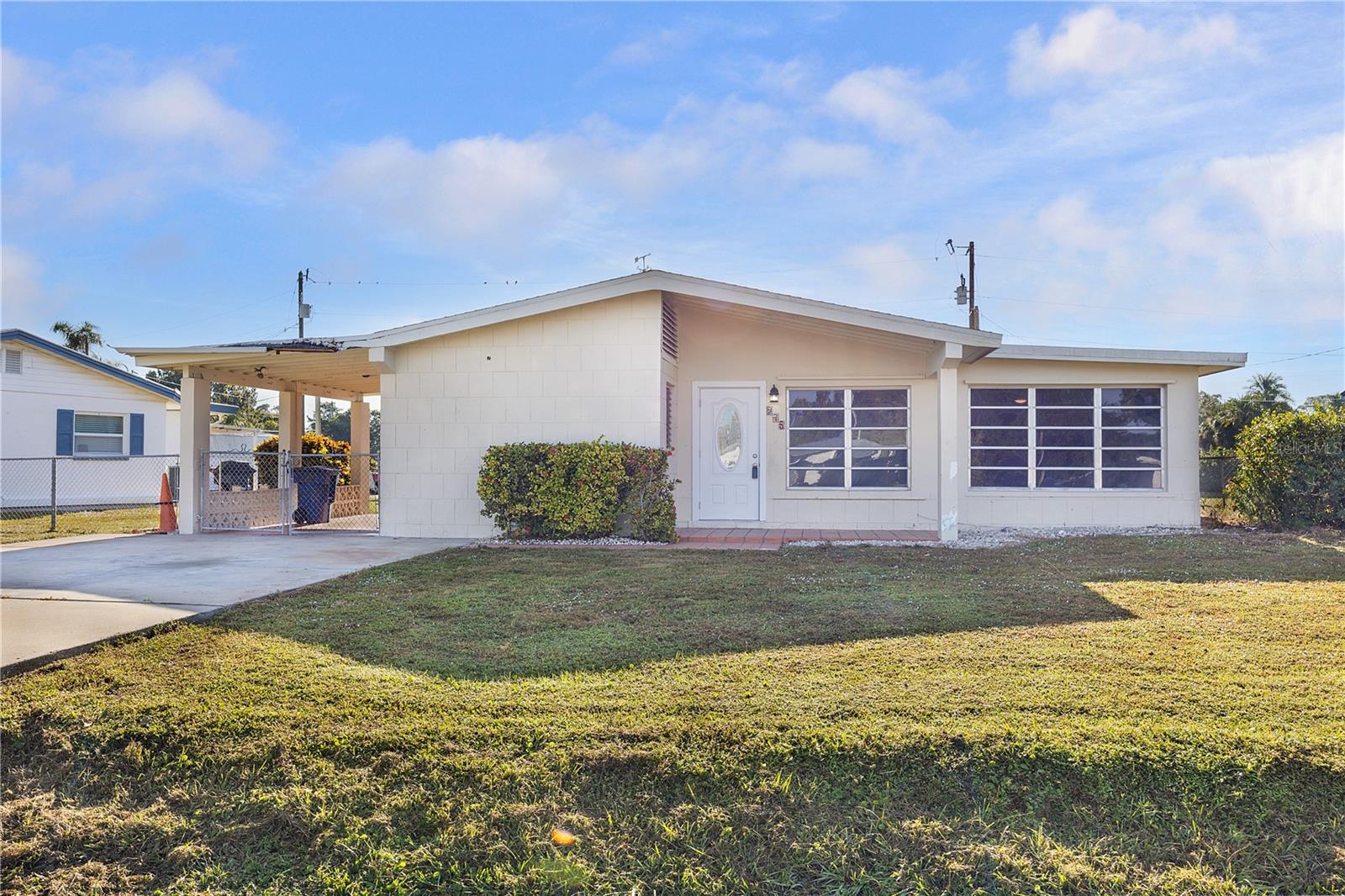 Single Family Residence em NORTH FORT MYERS, FL - Daniel Dourado