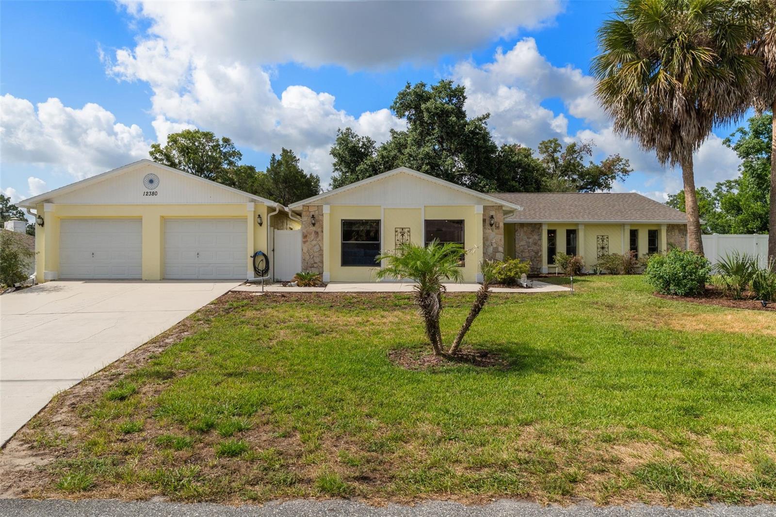 Single Family Residence in SPRING HILL, FL - Daniel Dourado