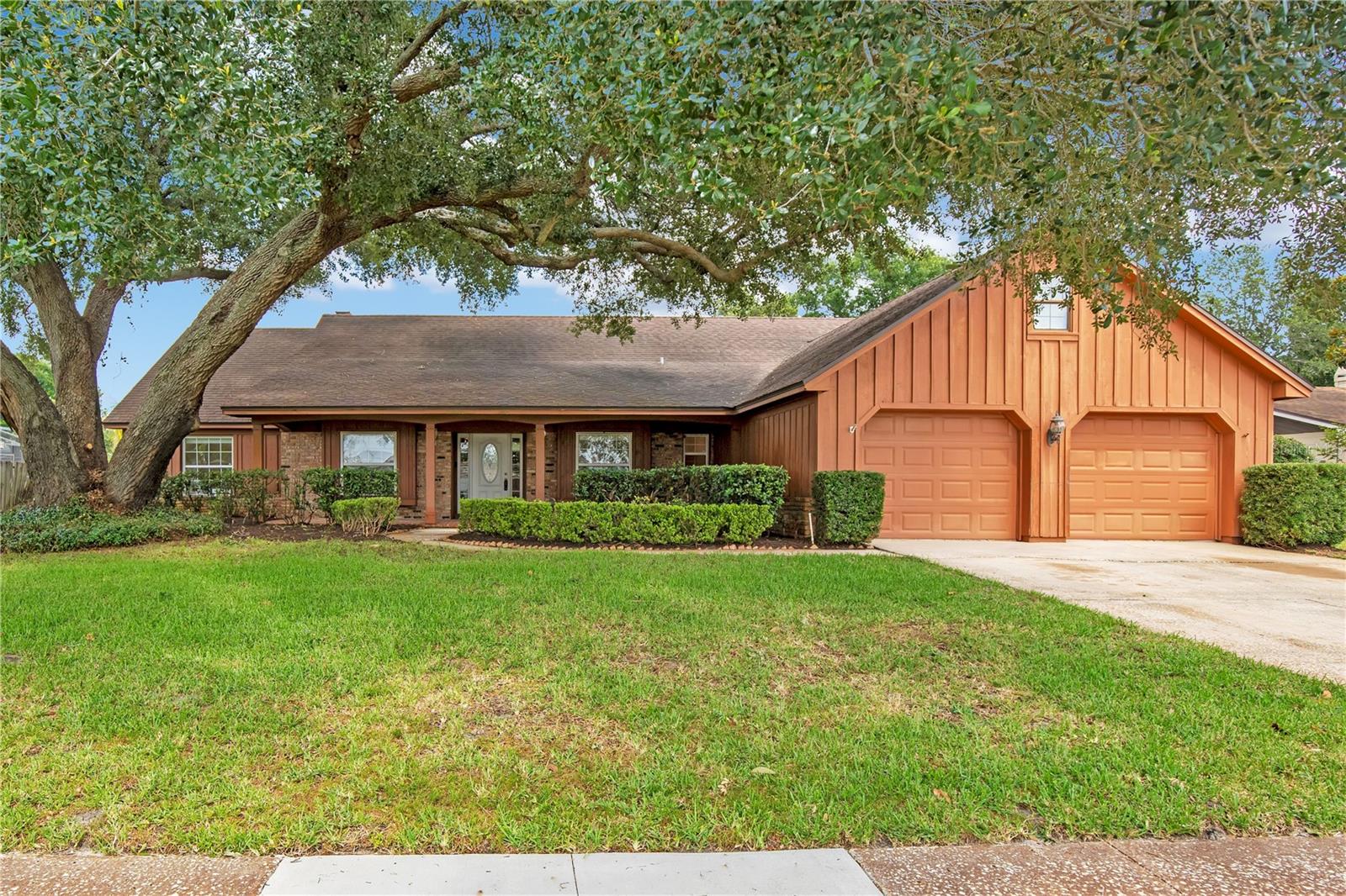 Single Family Residence in ORLANDO, FL - Daniel Dourado