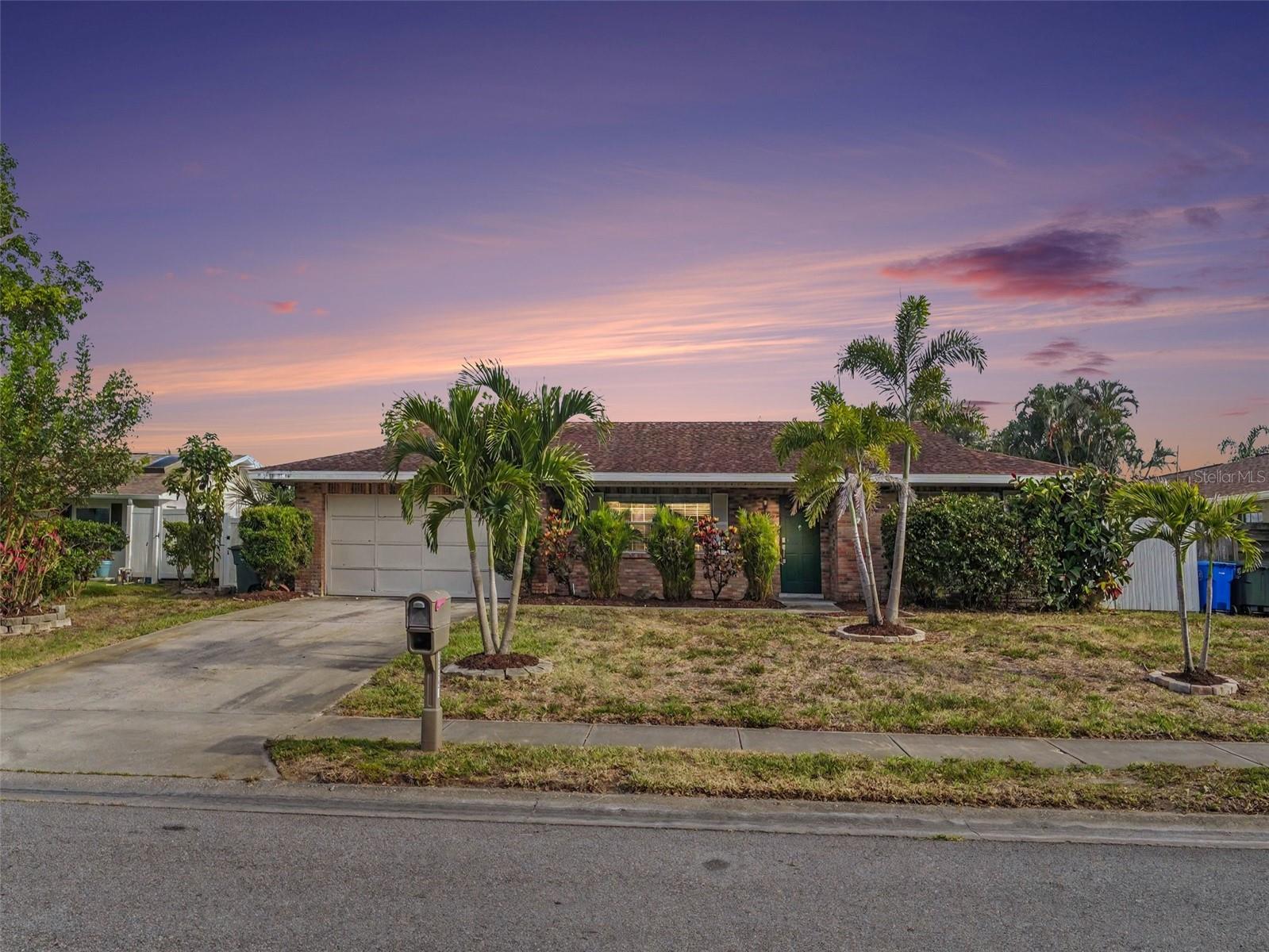 Single Family Residence in BRADENTON, FL - Daniel Dourado