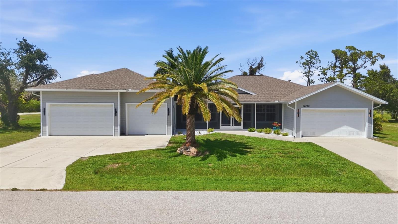 Single Family Residence em PORT CHARLOTTE, FL - Daniel Dourado