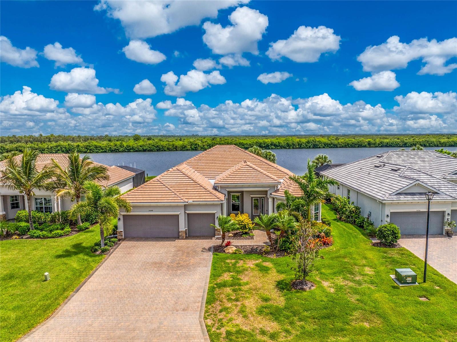 Single Family Residence em PORT CHARLOTTE, FL - Daniel Dourado
