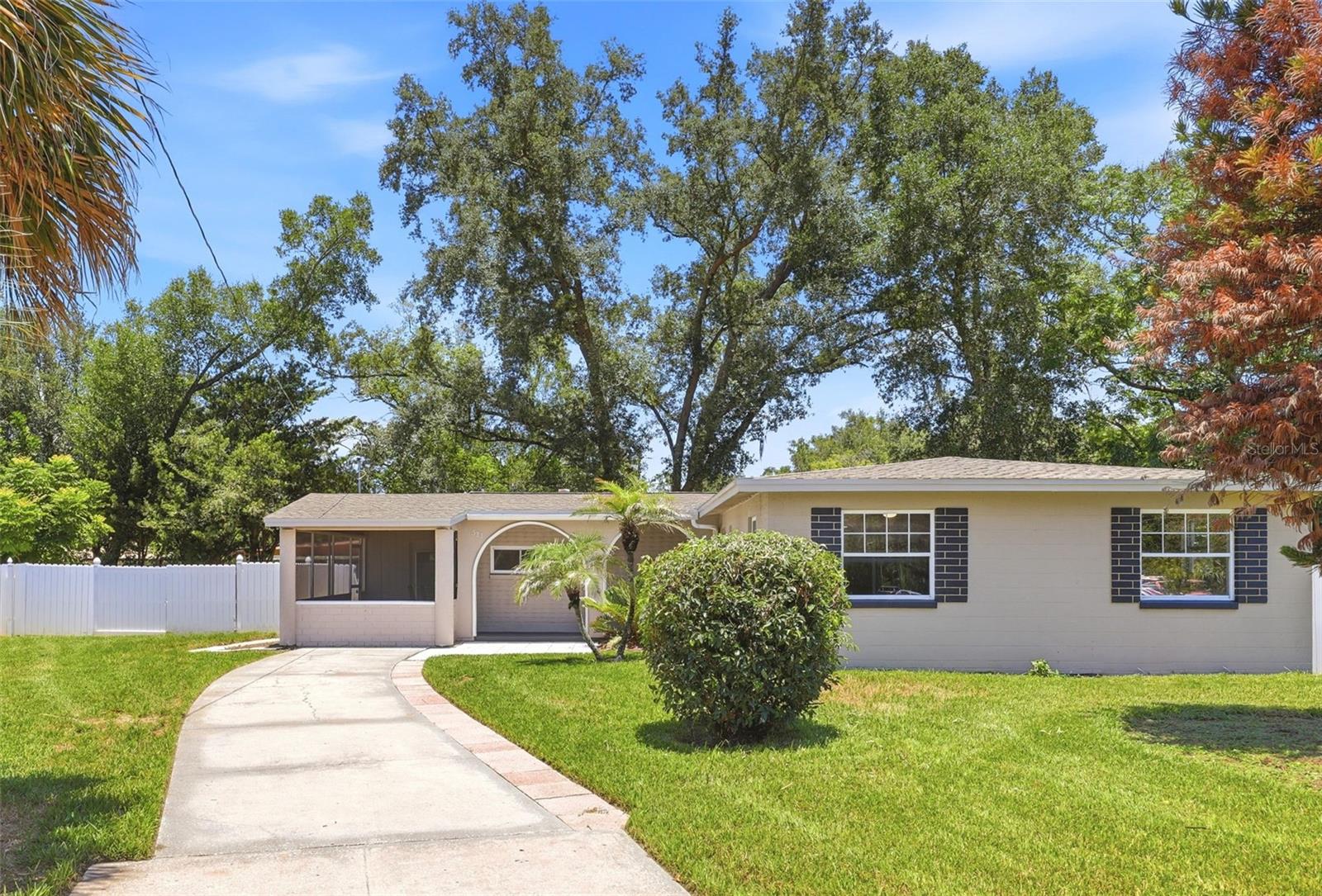 Single Family Residence in ORLANDO, FL - Daniel Dourado