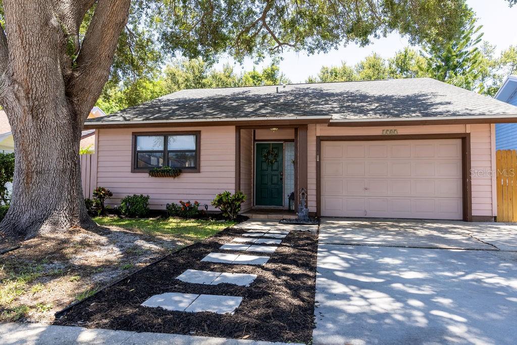 Single Family Residence in LARGO, FL - Daniel Dourado