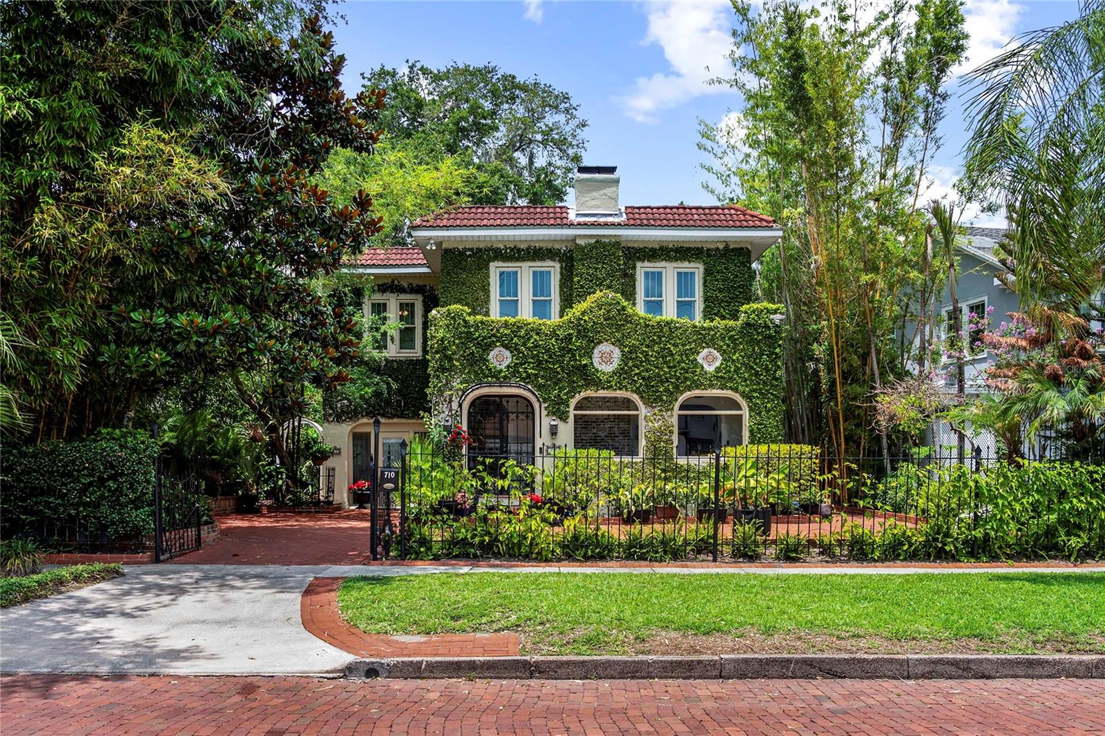 Single Family Residence in ORLANDO, FL - Daniel Dourado