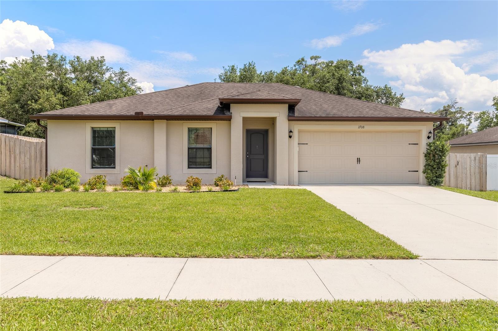 Single Family Residence in DELAND, FL - Daniel Dourado