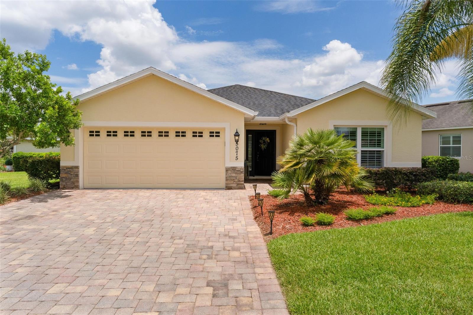 Single Family Residence in OXFORD, FL - Daniel Dourado