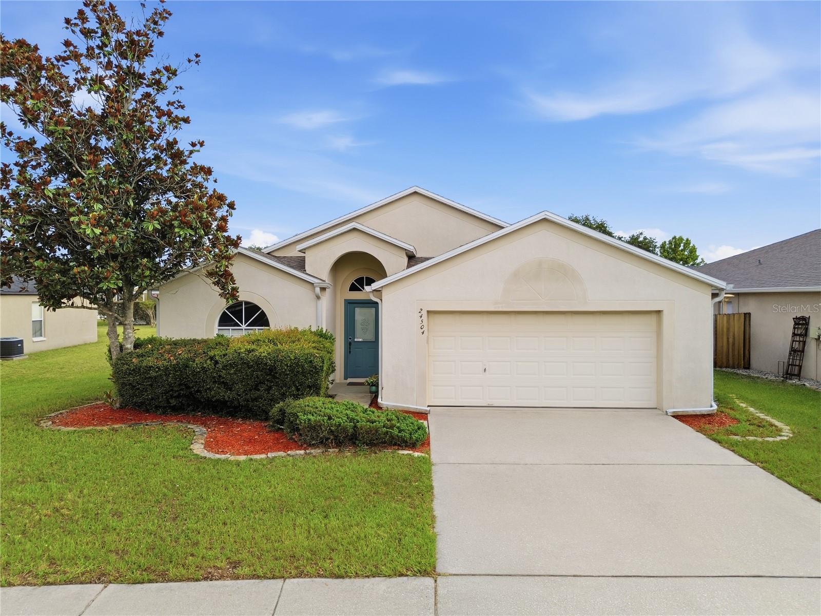Single Family Residence in LUTZ, FL - Daniel Dourado