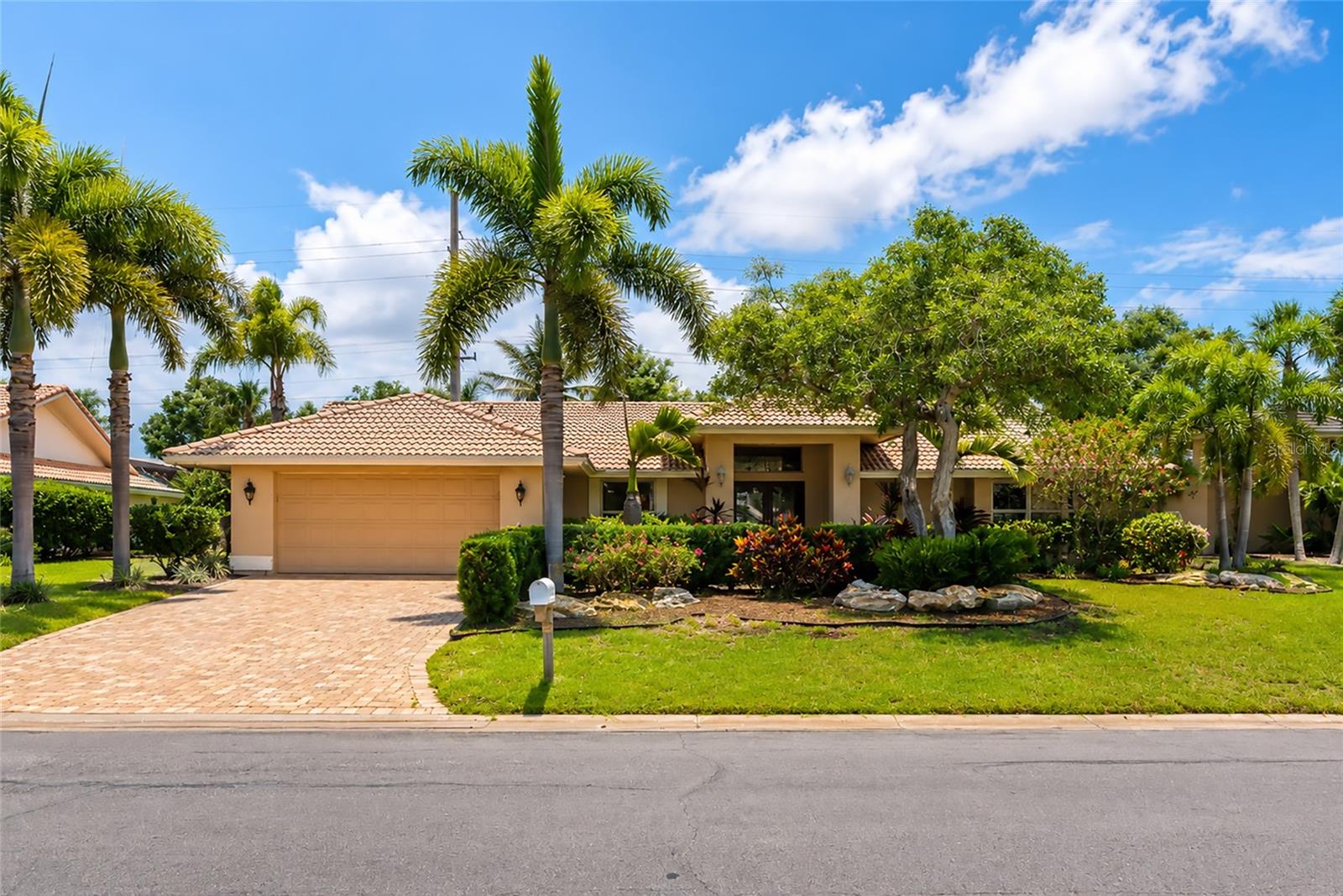 Single Family Residence in OSPREY, FL - Daniel Dourado